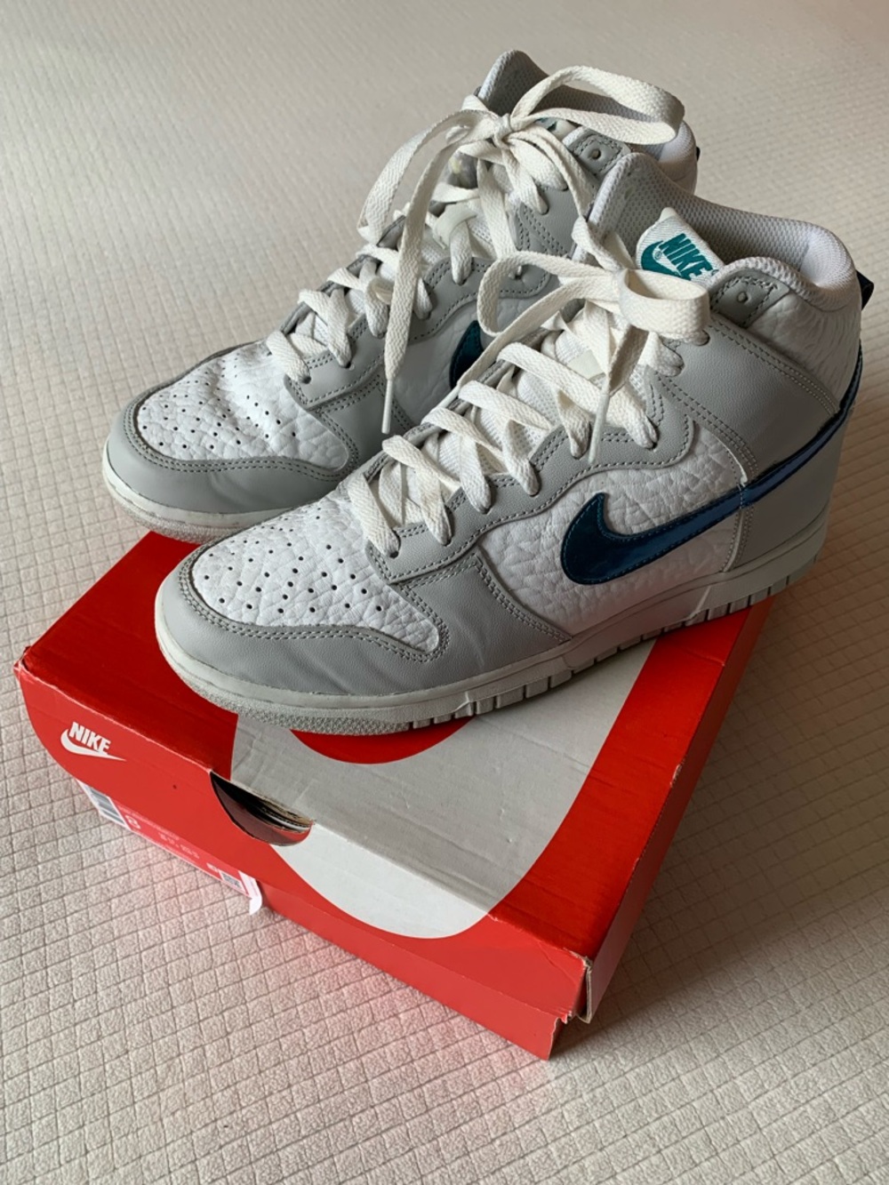 Nike white/gray Dunk HI FLS sneakers